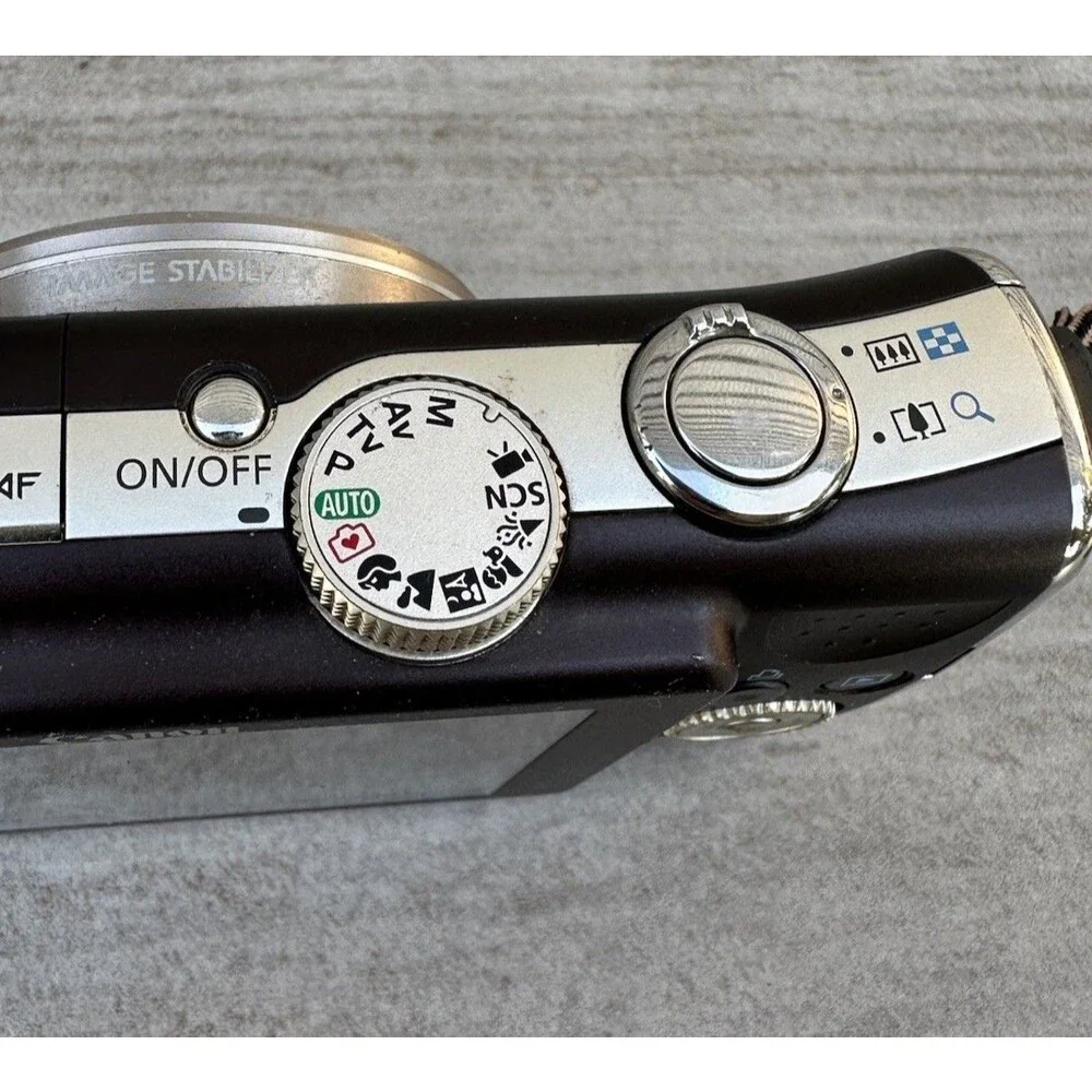 Canon PowerShot SX200 IS 12x Optical Zoom 12.1MP Black W Charger Screen Damage